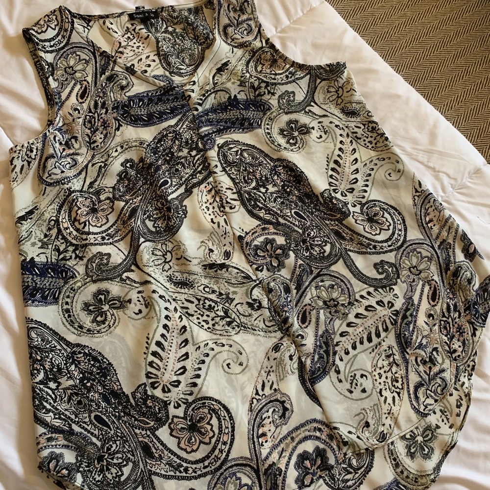 Sleeveless, v-neck lightweight tunic top.